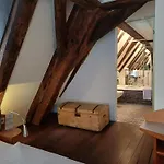 Schiefes Haus