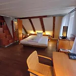 Schiefes Haus *