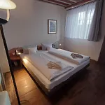 Hotel Schiefes Haus *