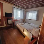 Hotel Schiefes Haus *