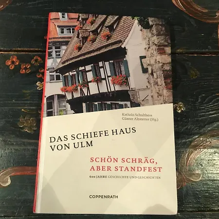 Schiefes Haus ホテル