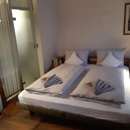 Schiefes Haus Hotell *