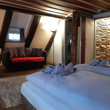 Hotel Schiefes Haus *