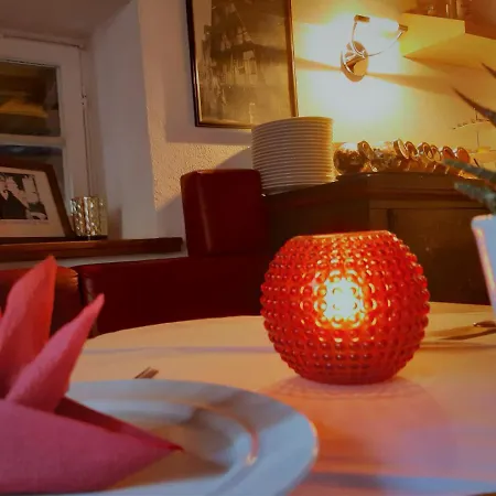 Schiefes Haus Hotell *