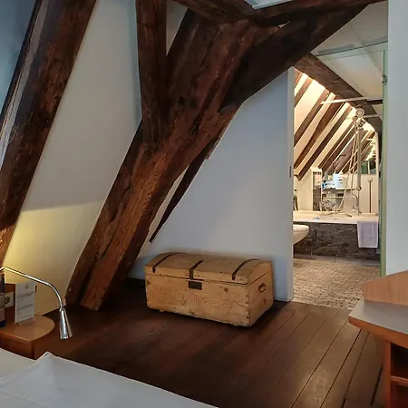 Schiefes Haus