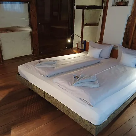 Schiefes Haus Готель