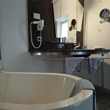 מלון Schiefes Haus