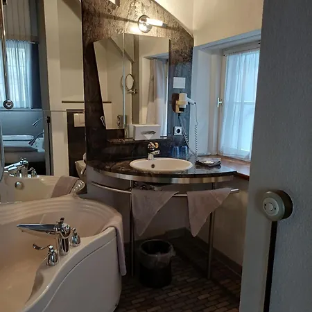 מלון Schiefes Haus