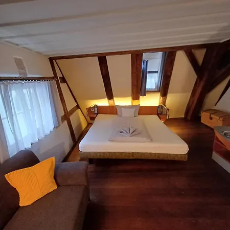 Schiefes Haus
