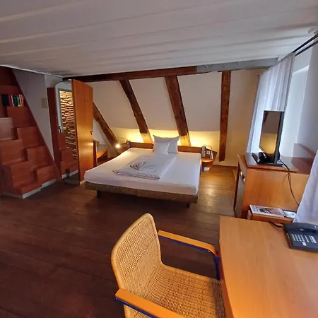 Schiefes Haus *