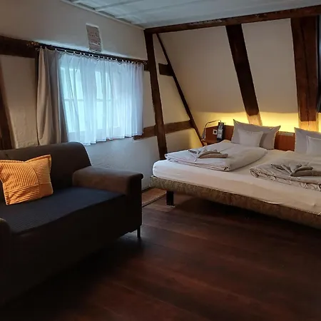 Schiefes Haus ホテル *
