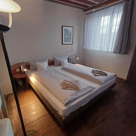 Готель Schiefes Haus *