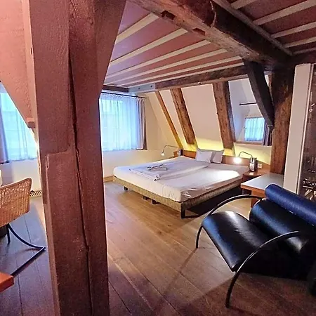 Schiefes Haus ホテル