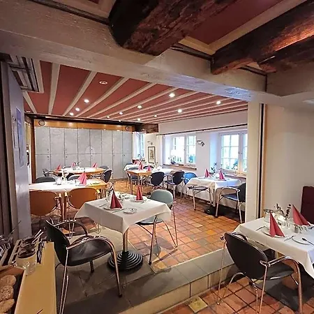 Schiefes Haus ホテル *