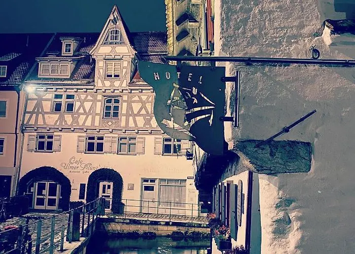 Schiefes Haus אולם