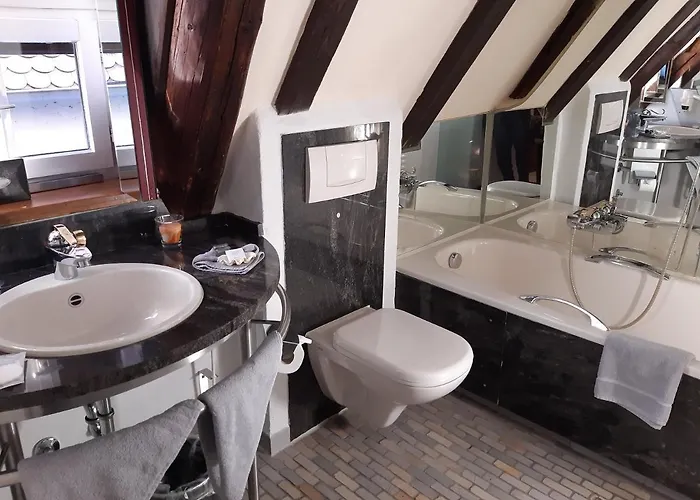 Schiefes Haus * אולם