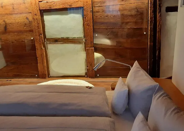 酒店 Schiefes Haus *