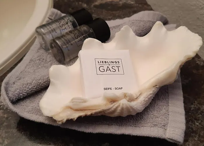 Schiefes Haus * אולם