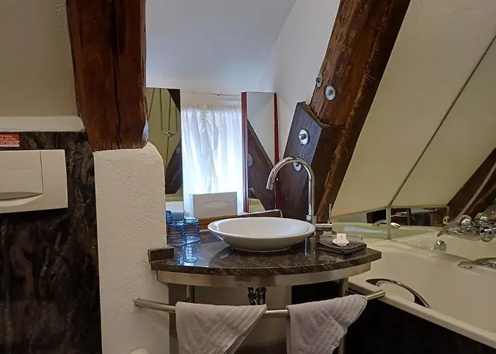 Schiefes Haus אולם