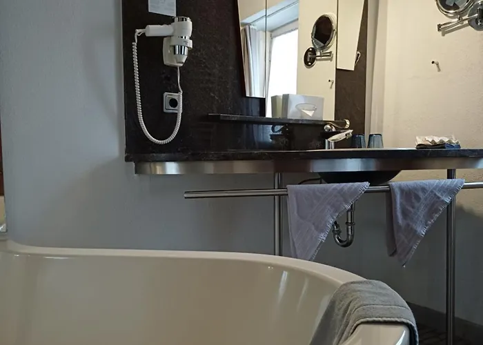 מלון Schiefes Haus