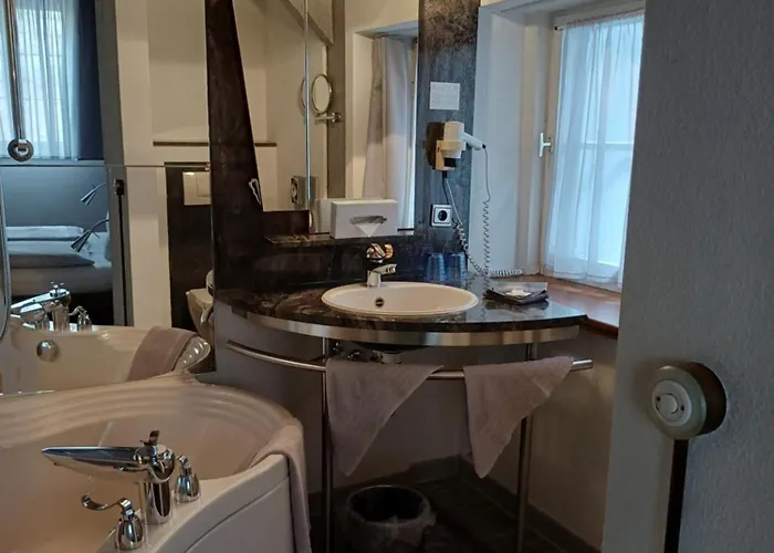 Отель Schiefes Haus