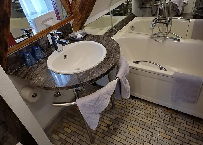 Hotell Schiefes Haus