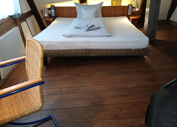 Schiefes Haus * אולם